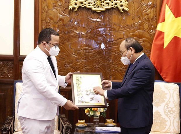 Ambassador of the the Dominican Republic Jaime Yorquis Francisco Rodriguez presents a gift to President Nguyen Xuan Phuc at their meeting. (Photo: VNA)