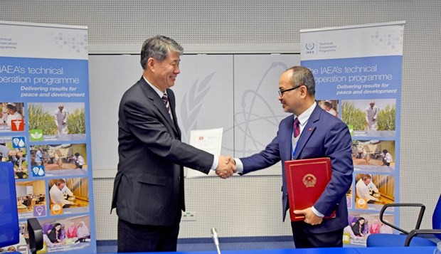  Ambassador Nguyen Trung Kien, Permanent Representative of Viet Nam to IAEA (R) and Hua Liu, IAEA Deputy Director General and Head of the Department of Technical Cooperation. (Photo: VNA)
