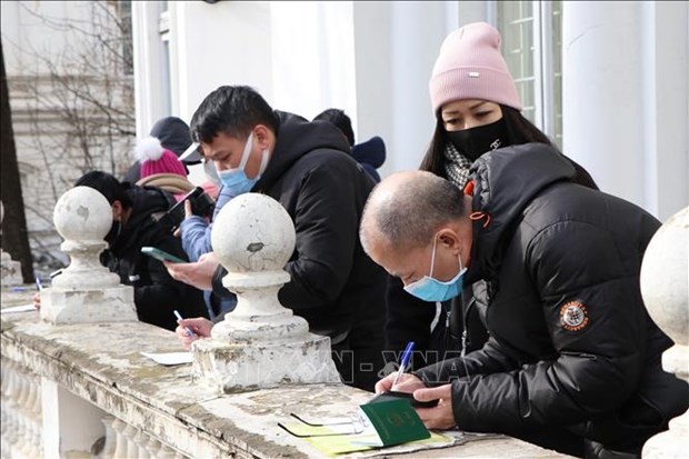 Vietnamese citizens fill in necessary forms at the embassy in Romania. (Photo: VNA)