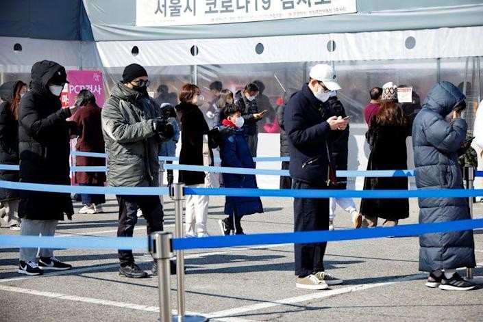 Người dân thành phố Seoul chờ xét nghiệm nhanh Covid-19. (Nguồn: Reuters)