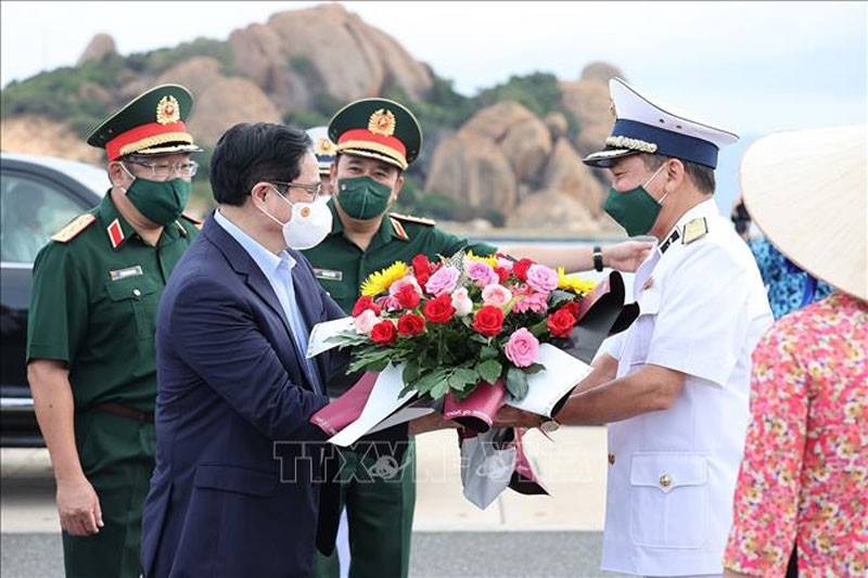 On the same day, the PM also visited officers and soldiers of Submarine Brigade 189 and Brigade 162 of Naval Region 4. (Photo: VNA)