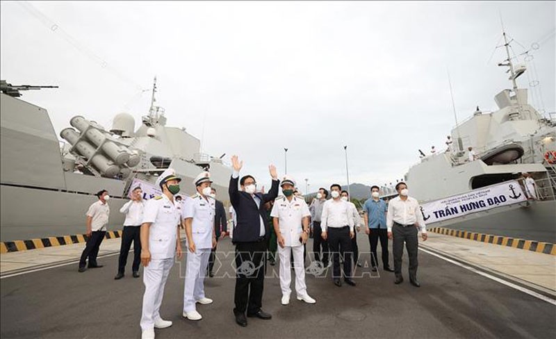 The PM and officers and soldiers of Brigade 162 of Naval Region 4. (Photo: VNA)