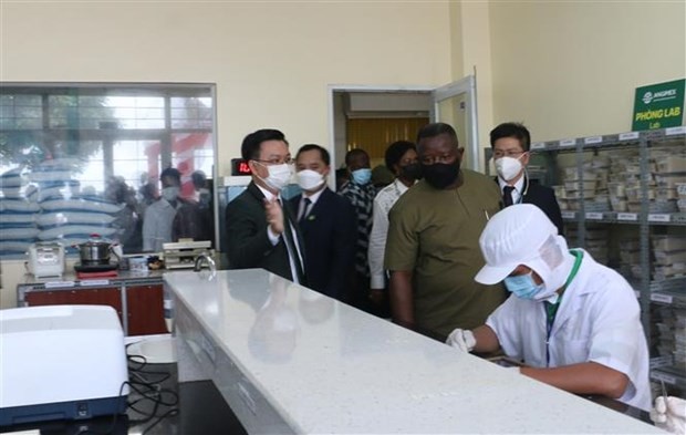 Sierra Leonean President Julius Maada Bio and delegates visit the rice processing chain of An Giang Import-Export Joint Stock Company (Angimex). (Photo: VNA)