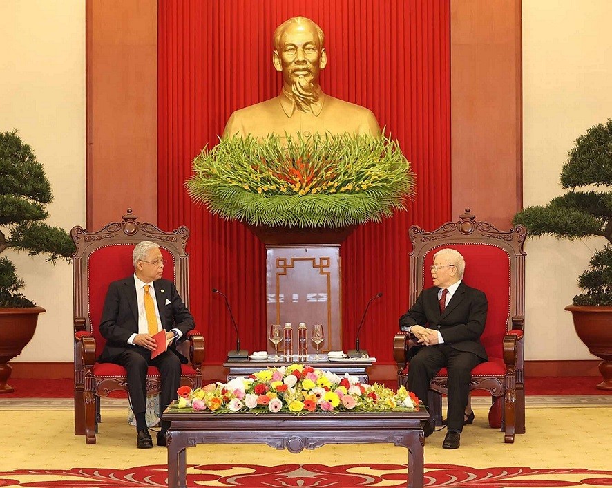 Party General Secretary Nguyen Phu Trong (R) receives Malaysian Prime Minister Dato’ Sri Ismail Sabri bin Yaakob in Ha Noi on March 21. (Photo: VNA)