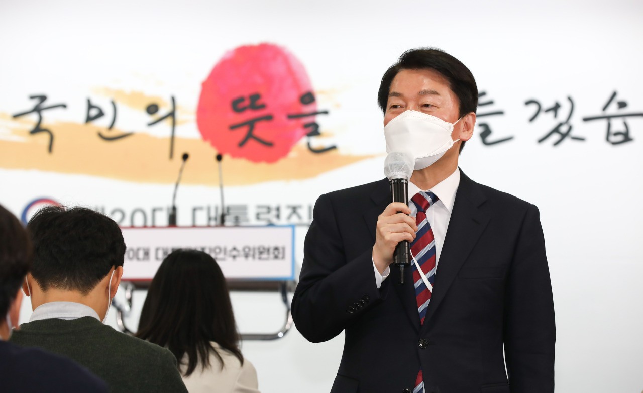 Presidential transition committee Chairman Ahn Cheol-soo speaks to reporters at the committee’s headquarters in Jongno, Seoul, Wednesday. (Yonhap)