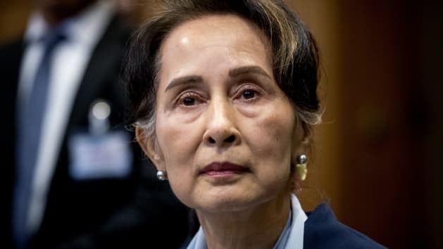 Myanmar: Bà Aung San Suu Kyi bị cáo buộc xâm phạm bí mật quốc gia, Anh trừng phạt một công ty của quân đội