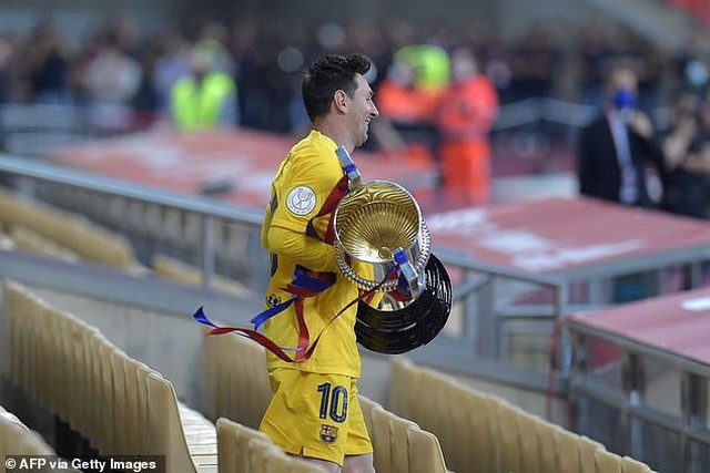 Niềm vui của Messi với chiếc Cúp Nhà vua.