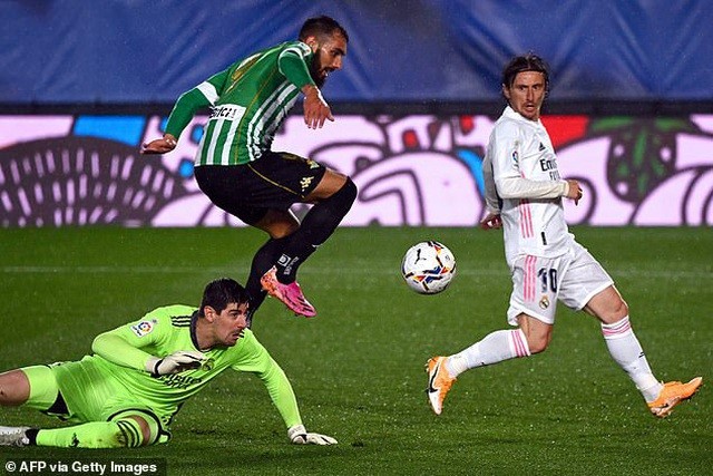 Borja vượt qua thủ thành Courtois, nhưng Real Madrid may mắn không thủng lưới.