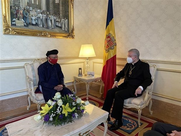 Vietnamese Ambassador to Andorra Dinh Toan Thang (L) and the Co-Prince of Andorra, Archbishop Joan-Enric Vives i Sicília at the meeting. (Photo: VNA)