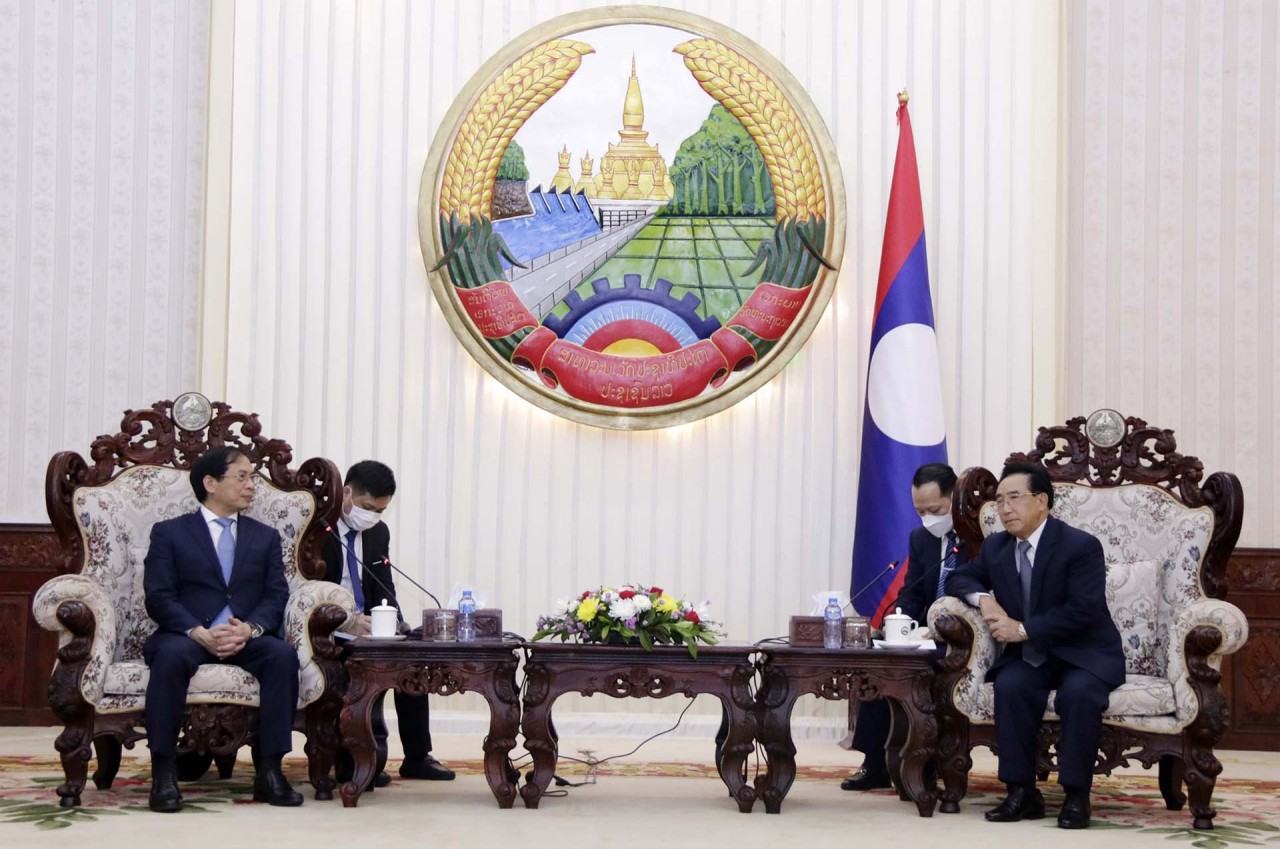 Lao leaders affirm giving priority to strengthening friendship, solidarity, cooperation with Viet Nam