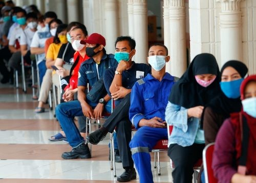 Dòng người tiêm vaccine Sinovac của Trung Quốc ở Indonesia. (Nguồn: Reteurs)