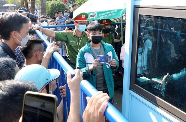 People waiting for a long time to buy tickets. (Photo: VNA)