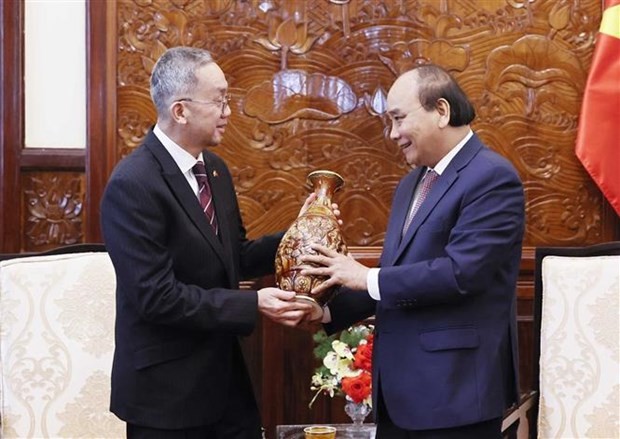 President Nguyen Xuan Phuc (R) presents a souvenir to Bruneian Ambassador Pengiran Haji Sahari bin Pengiran Haji Salleh at their meeting in Ha Noi on May 17. (Photo: VNA)