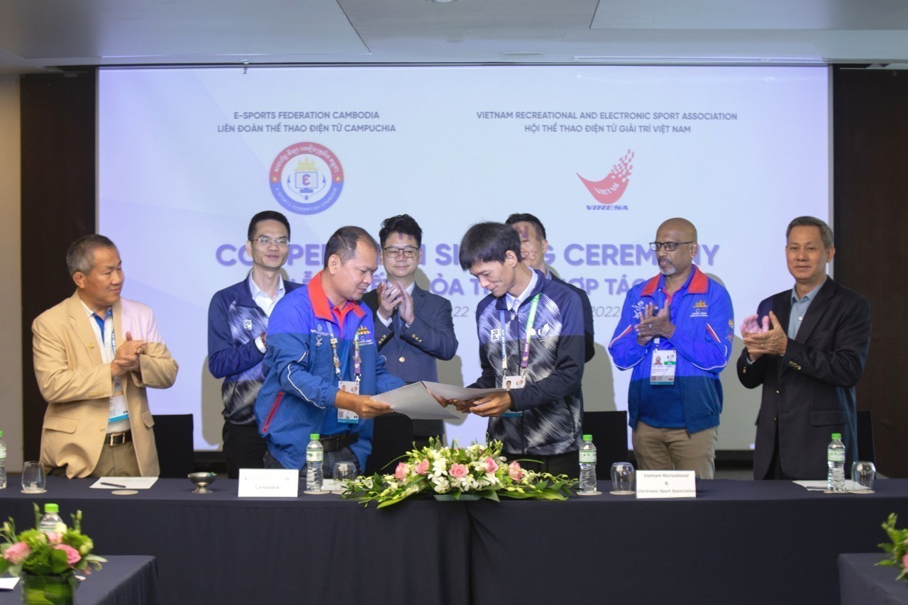 The agreement signing ceremony in Ha Noi on May 23. (Photo: VNA)