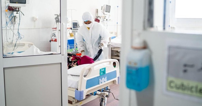 Nhân viên y tế điều trị cho bệnh nhân Covid-19 tại trung tâm y tế Hulhumalé ở thủ đô Malé, Maldives. (Nguồn: New York Times)