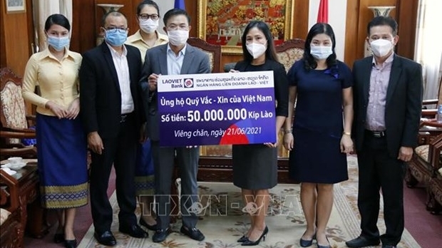 Vietnamese overseas in Laos contribute to COVID-19 vaccine fund