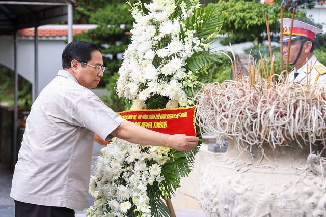 Thủ tướng Phạm Minh Chính dâng hương, dâng hoa tưởng niệm các Anh hùng liệt sĩ tại Khu di tích lịch sử cấp quốc gia đặc biệt Ngã ba Đồng Lộc. (Nguồn: VGP)