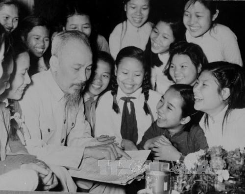 Late President Ho Chi Minh and students from Hanoi's Trung Vuong Secondary School in May 1956. (Photo: VNA)