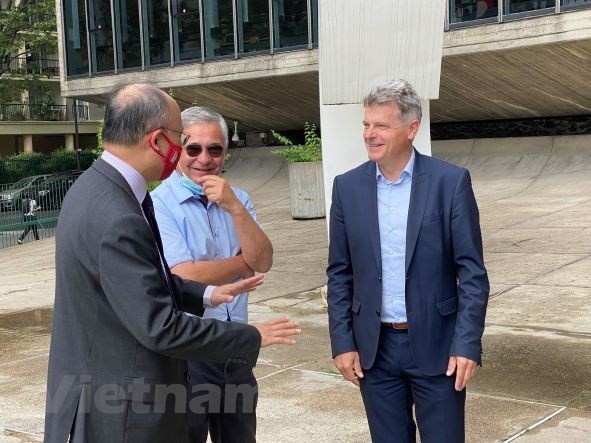 Vietnamese Ambassador to France Dinh Toan Thang (L) meets National Secretary of the French Communist Party Fabien Roussel (Photo: VNA)