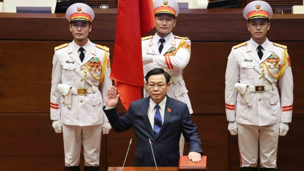 National Assembly Chairman Vuong Dinh Hue takes oath