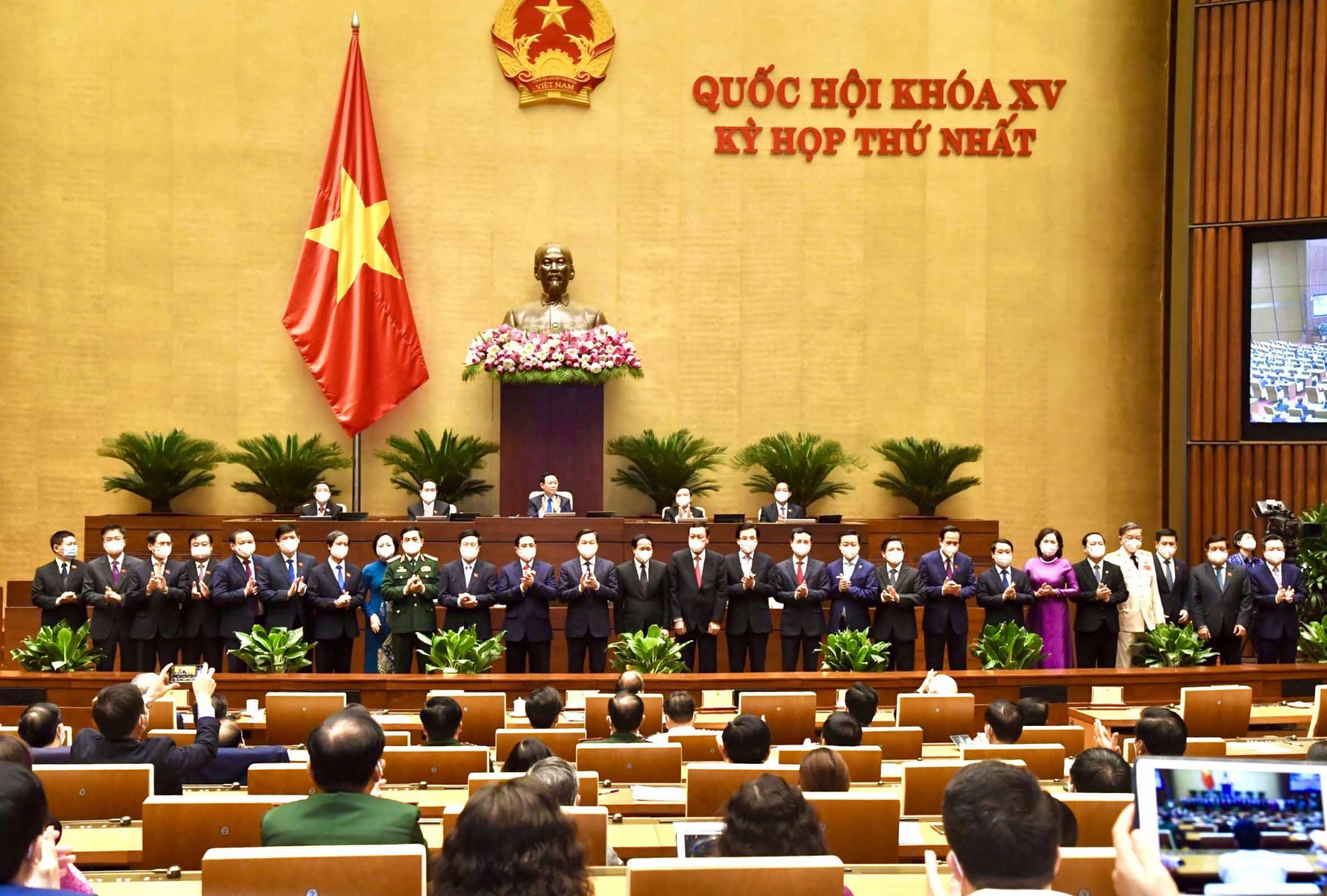Thủ tướng Chính phủ cùng các Phó Thủ tướng, Bộ trưởng và các thành viên khác của Chính phủ ra mắt Quốc hội chiều 28/7.