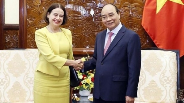 Ambassadors greet and bid farewell to leaders of the Vietnam Communist Party and State