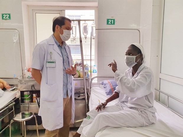 Dr. Ngo Chi Cuong and the Nigerian patient (Photo: VNA)