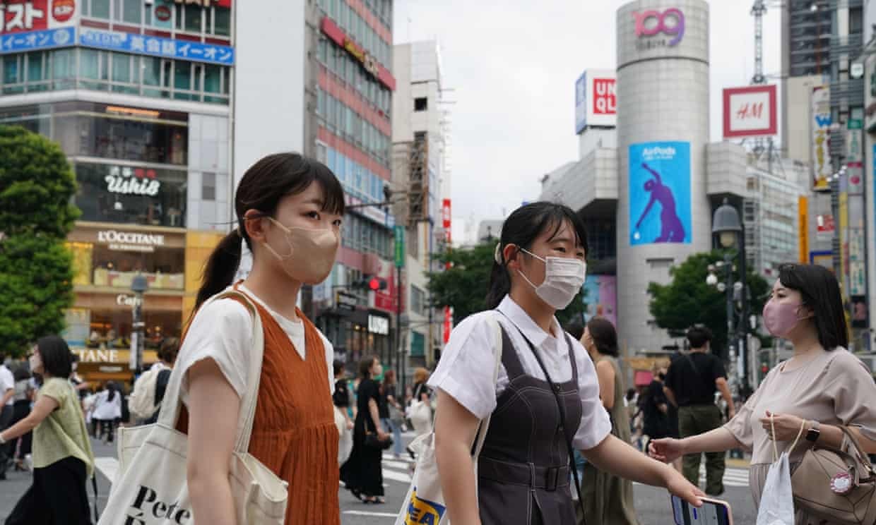 Người dân đeo khẩu trang phòng Covid-19 tại Tokyo. (Nguồn: EPA)