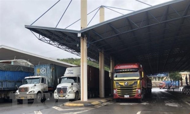 Cargo vehicles are waiting for customs clearance procedures at Lao Bao International Border Gate. (Photo: Thanh Thuy/VNA)