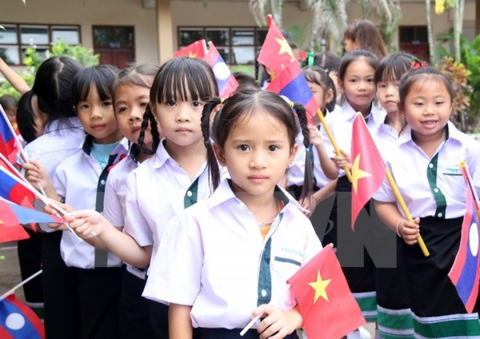 Gifts presented to Nguyen Du bilingual school in Laos