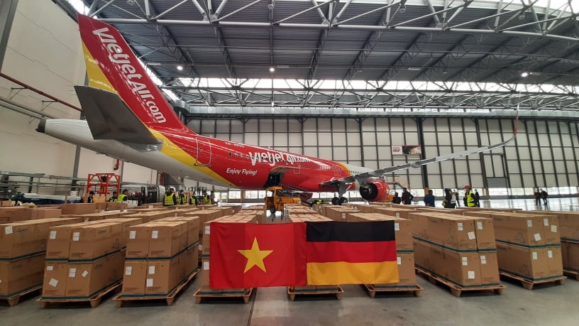 Đại sứ quán Việt Nam tại Đức tiếp nhận 10 tấn hàng viện trợ Việt Nam chống Covid-19