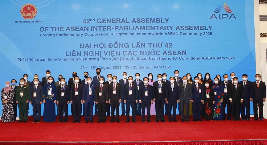 Các đại biểu dự Đại hội đồng AIPA 42 từ đầu cầu Hà Nội.
