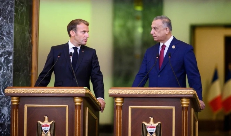 Tổng thống Pháp Emmanuel Macron lắng nghe Thủ tướng Iraq Mustafa al-Kadhemi trong cuộc họp báo chung tại văn phòng Thủ tướng ở thủ đô Baghdad của Iraq. - AFP PIC