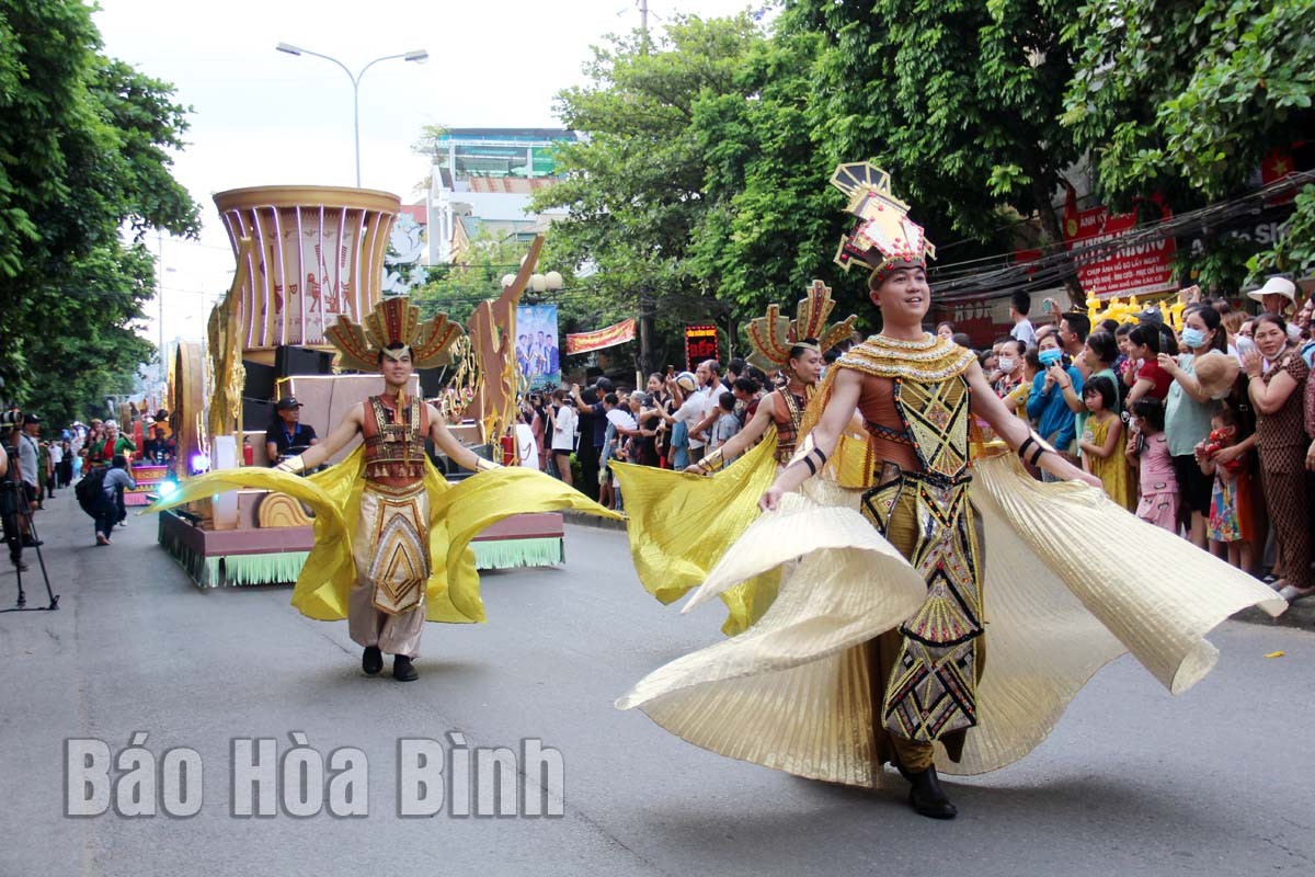 Street carnival 'Take me to the sun' attracts audiences in Hoa Binh province