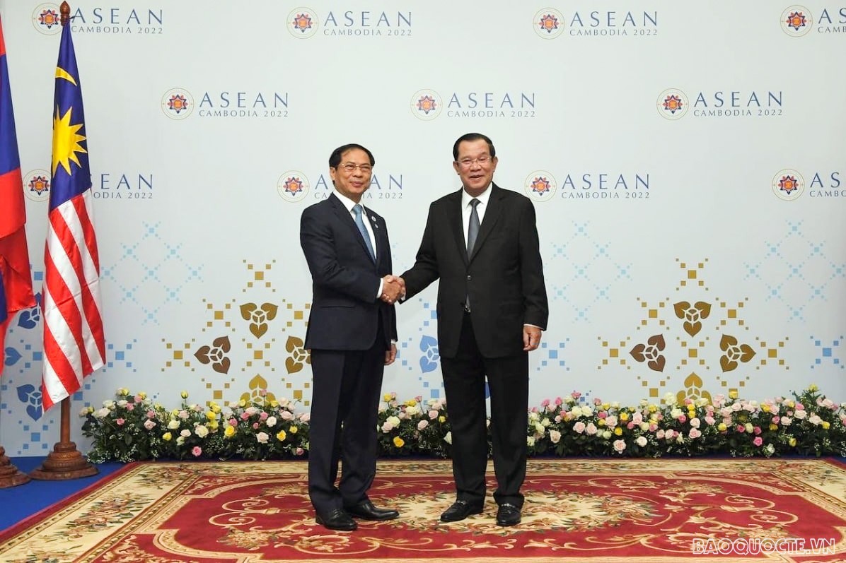 Son joins FMs of other ASEAN nations to pay a courtesy call to PM Hun Sen prior to the AMM-55 opening. (Photo: Tuan Anh)