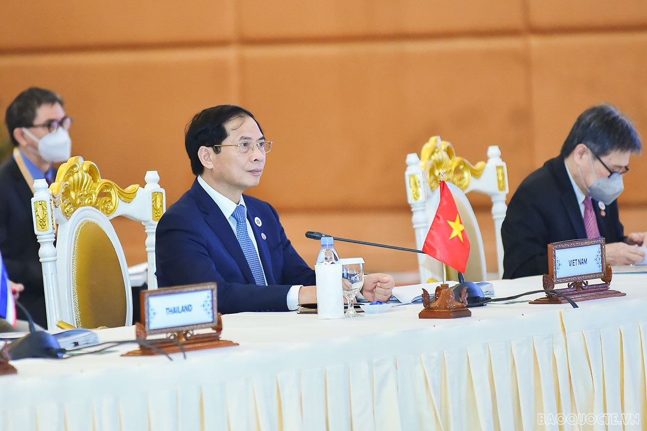 Foreign Minister Bui Thanh Son attended and delivered speech at the ASEAN Foreign Ministers' meeting. (Photo: Tuan Anh) Foreign Minister Bui Thanh Son attended and delivered speech at the ASEAN Foreign Ministers' meeting. (Photo: Tuan Anh)