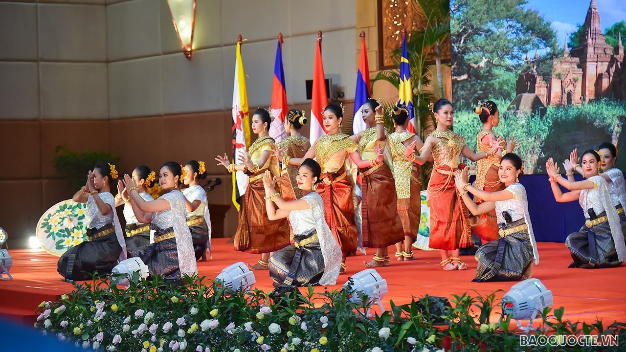 Cultural performances to welcome the guets at the meeting. (Photo: Tuan Anh) Cultural performances to welcome the guets at the meeting. (Photo: Tuan Anh)