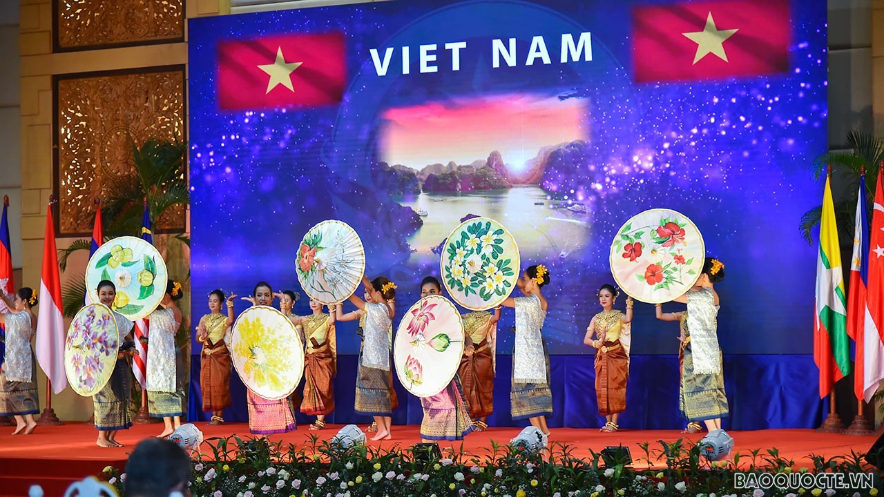 A performance on Vietnam’s landscape, culture, country and people. (Photo: Tuan Anh) A performance on Vietnam’s landscape, culture, country and people. (Photo: Tuan Anh)