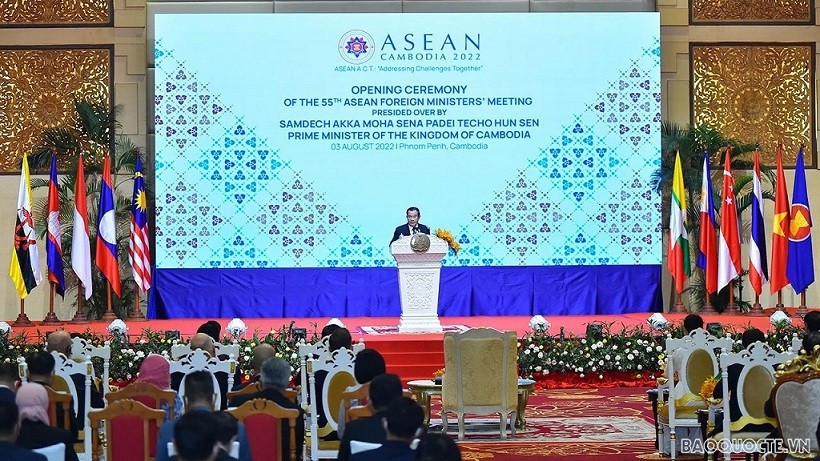 Addressing the opening ceremony, Cambodian Prime Minister Samdech Techo Hun Sen recalled the Association of Southeast Asian Nations (ASEAN)’s 55-year history and its beyond-expected achievements, making Southeast Asia a region of cooperation, development and trust. (Photo: Tuan Anh) Addressing the opening ceremony, Cambodian Prime Minister Samdech Techo Hun Sen recalled the Association of Southeast Asian Nations (ASEAN)’s 55-year history and its beyond-expected achievements, making Southeast Asia a region of cooperation, development and trust. (Photo: Tuan Anh)