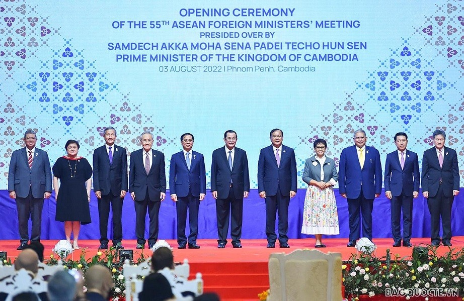 With the motto “ASEAN: Addressing Challenges Together,” the bloc must show commitment to surmounting hardships together, particularly boosting post-pandemic recovery, implementing the Regional Comprehensive Economic Partnership (RCEP) and finalising a Code of Conduct in the East Sea (COC) that is effective and consistent with international laws, including the 1982 UN Convention on the Law of the Sea (UNCLOS), he said. (Photo: Tuan Anh) With the motto “ASEAN: Addressing Challenges Together,” the bloc must show commitment to surmounting hardships together, particularly boosting post-pandemic recovery, implementing the Regional Comprehensive Economic Partnership (RCEP) and finalising a Code of Conduct in the East Sea (COC) that is effective and consistent with international laws, including the 1982 UN Convention on the Law of the Sea (UNCLOS), he said. (Photo: Tuan Anh)