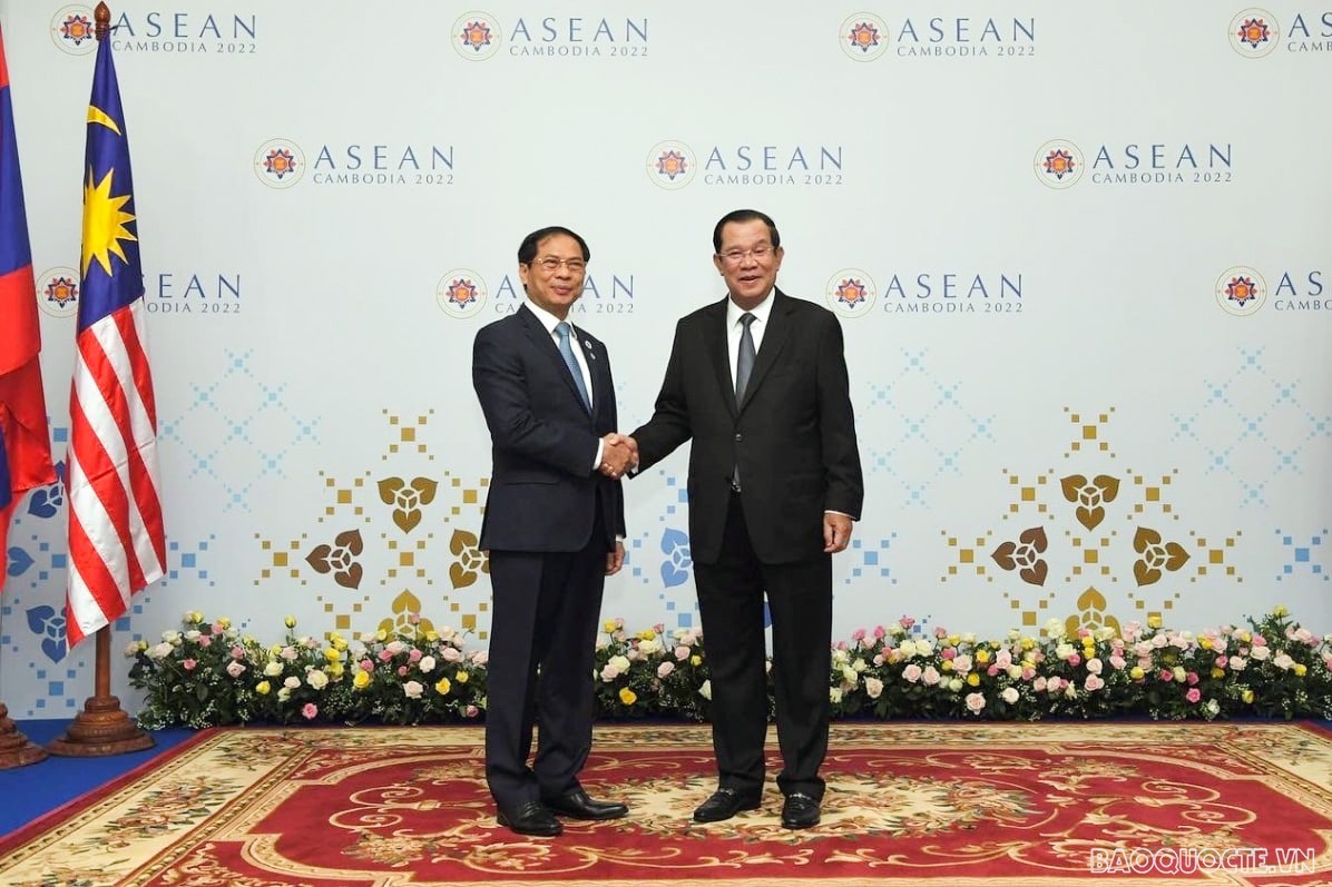 Shortly prior to the opening ceremony, Son and FMs of other ASEAN nations paid a courtesy call to PM Hun Sen. (Photo: Tuan Anh) Shortly prior to the opening ceremony, Son and FMs of other ASEAN nations paid a courtesy call to PM Hun Sen. (Photo: Tuan Anh)