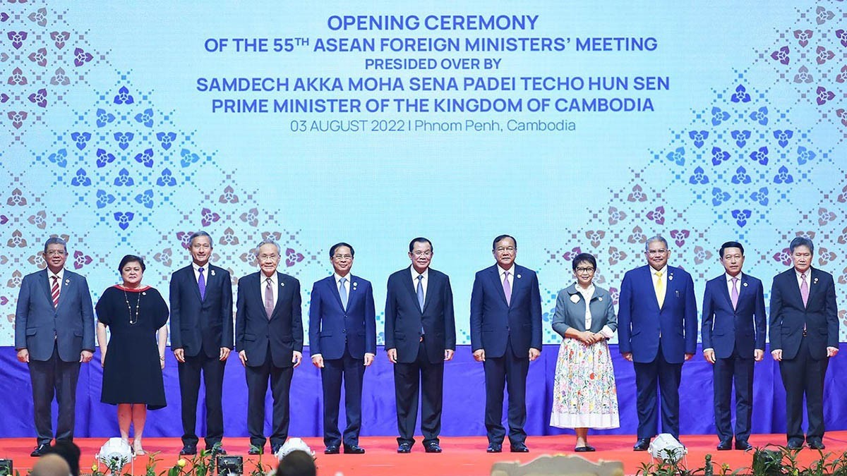 ASEAN FM proposes peaceful settlement of East Sea issue