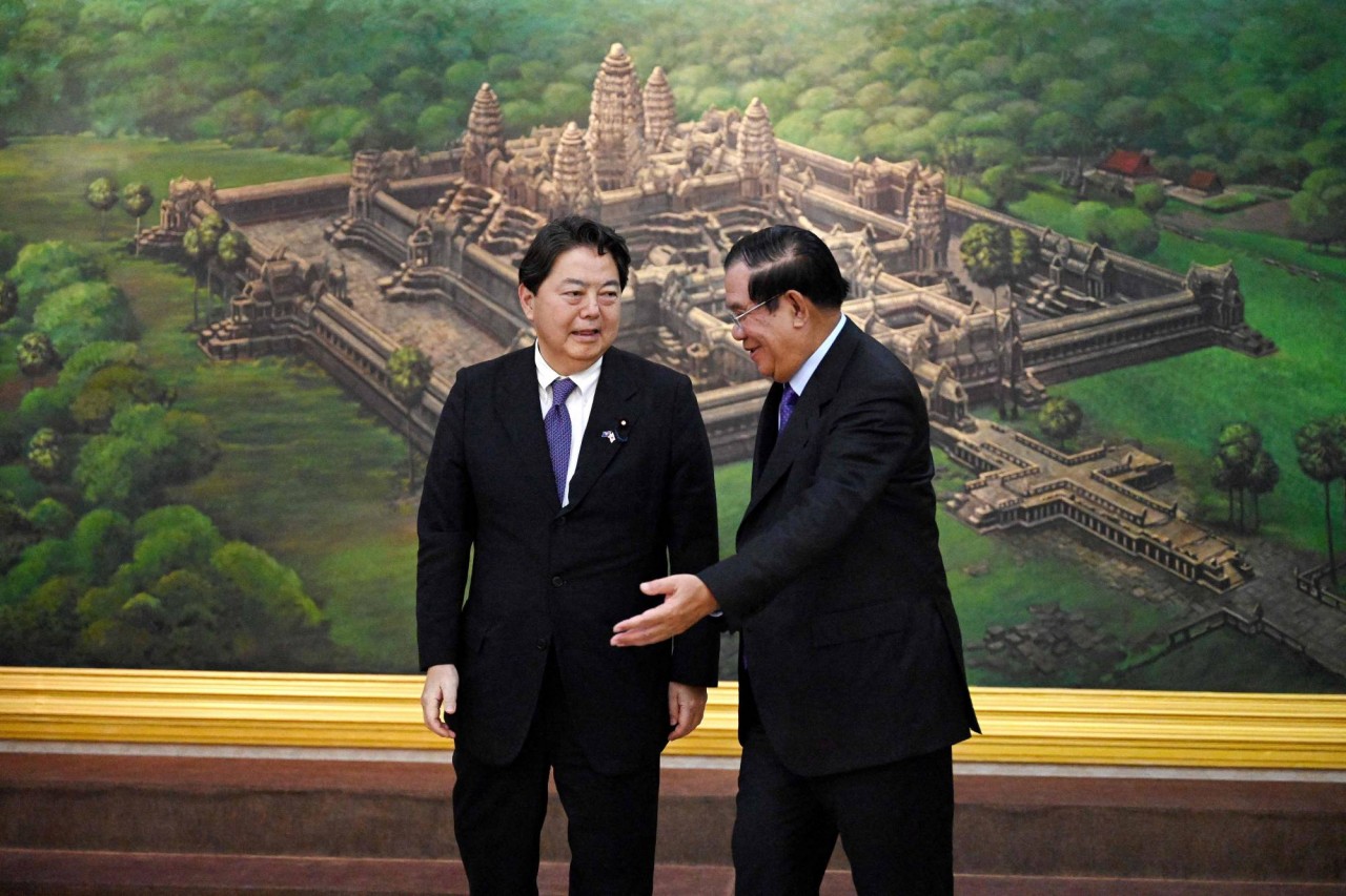 Ngoại trưởng Nhật Bản và Thủ tướng Hunsen. (Nguồn: AFP)