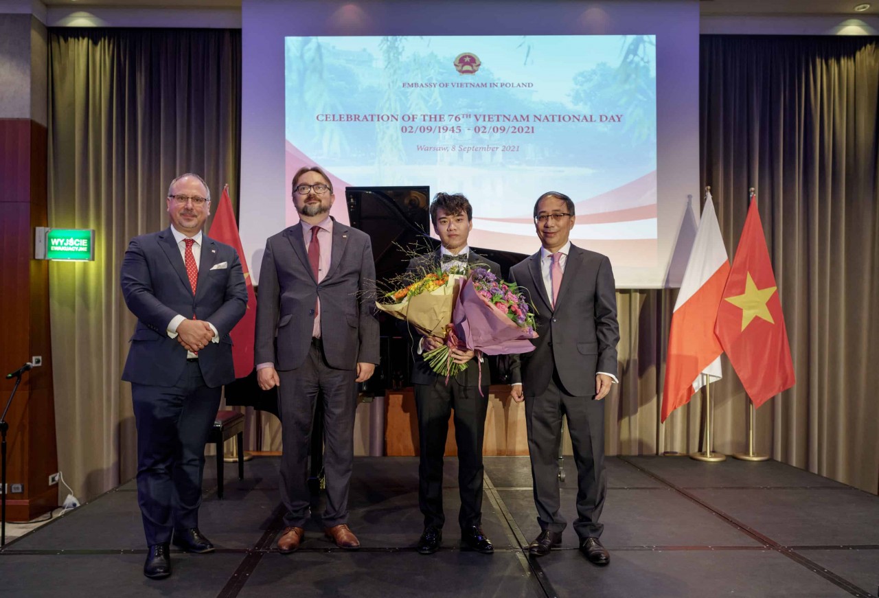 Đại sứ và các khách mời chính tặng hoa chúc mừng nghệ sỹ dương cầm Nguyễn Việt Trung