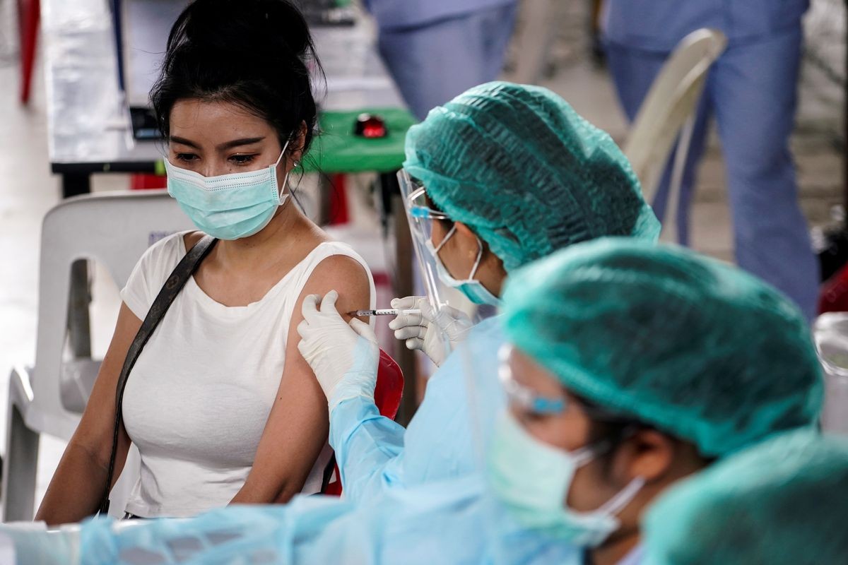 Tiêm trộn Sinovac-AstraZeneca - phác đồ vaccine ngừa Covid-19 chính ở Thái Lan. (Nguồn: Reuters)
