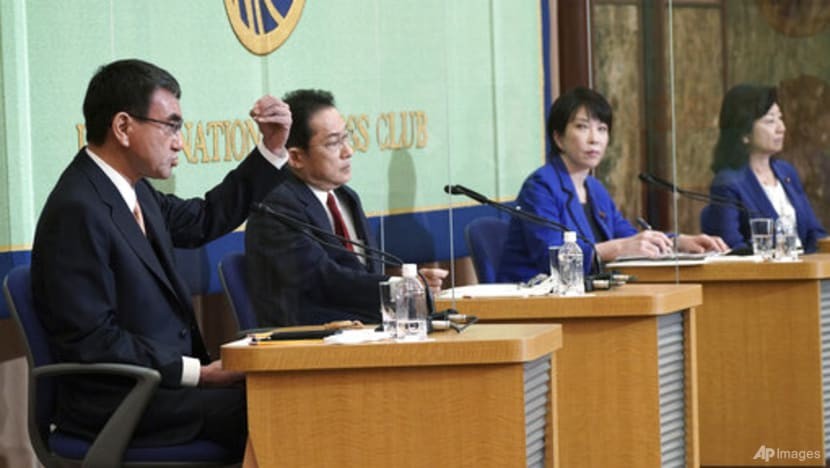 4 ứng cử viên (từ trái sang): Ông Taro Kono, ông Fumio Kishida, bà Sanae Kataichi, bà Seiko Noda, trong cuộc tranh luận hôm 18/9. (Nguồn: AP)