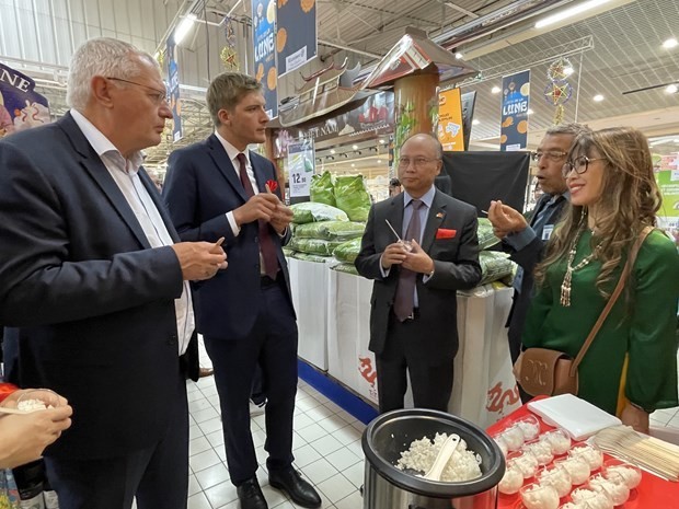 Tasting Vietnamese rice at E.Leclerc Viry Châtillon. (Photo: VNA)