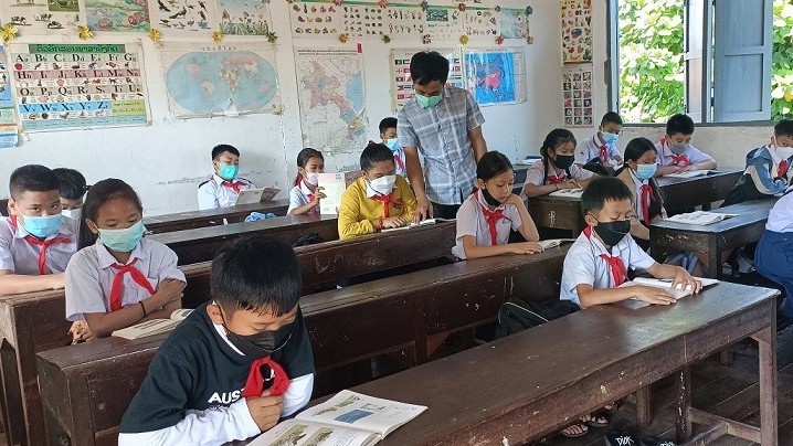 Young teacher cultivate Vietnam-Laos solidarity