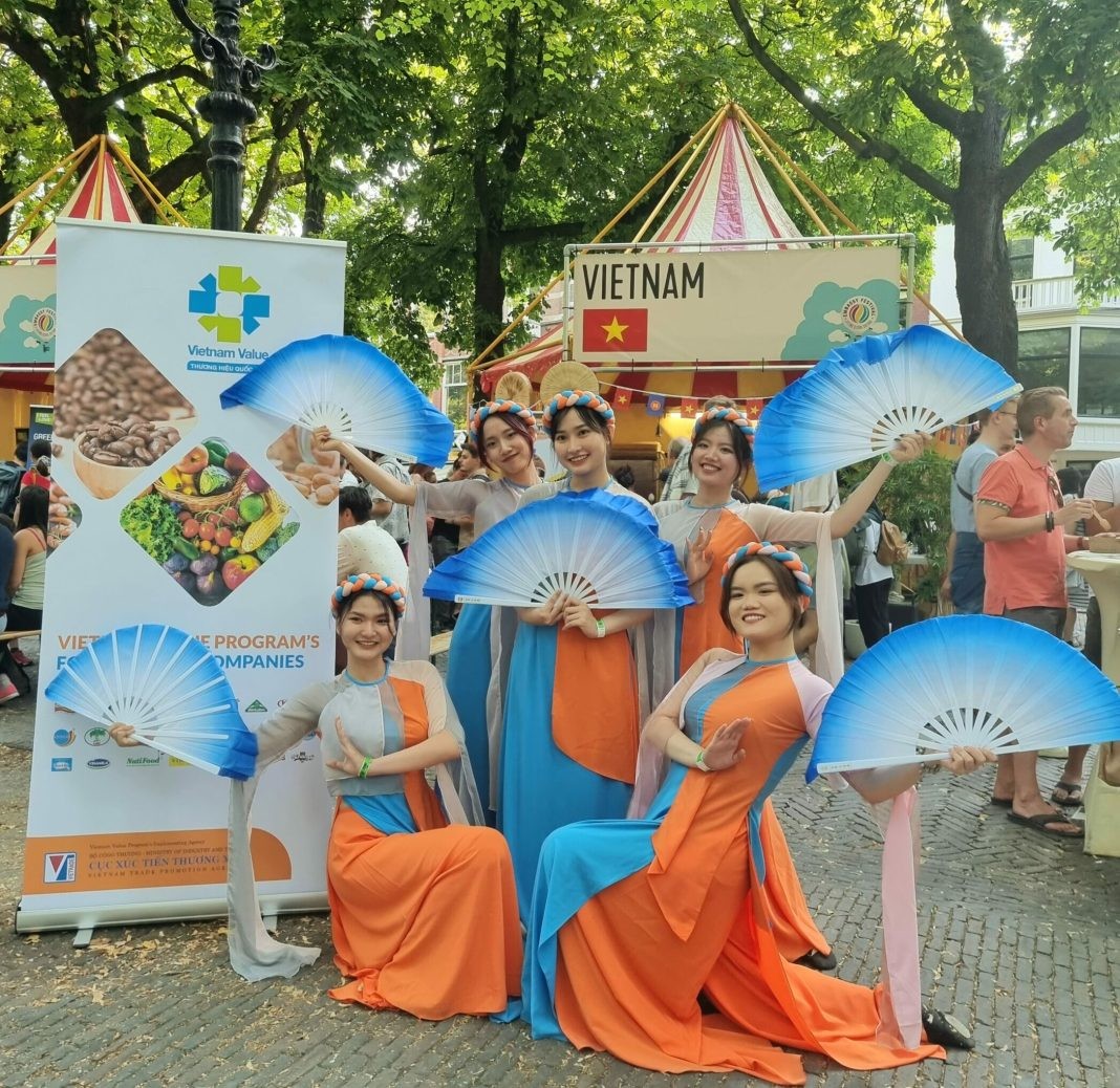Vietnam brought typical culture and agricultural products to Embassy Festival: Dutch magazine