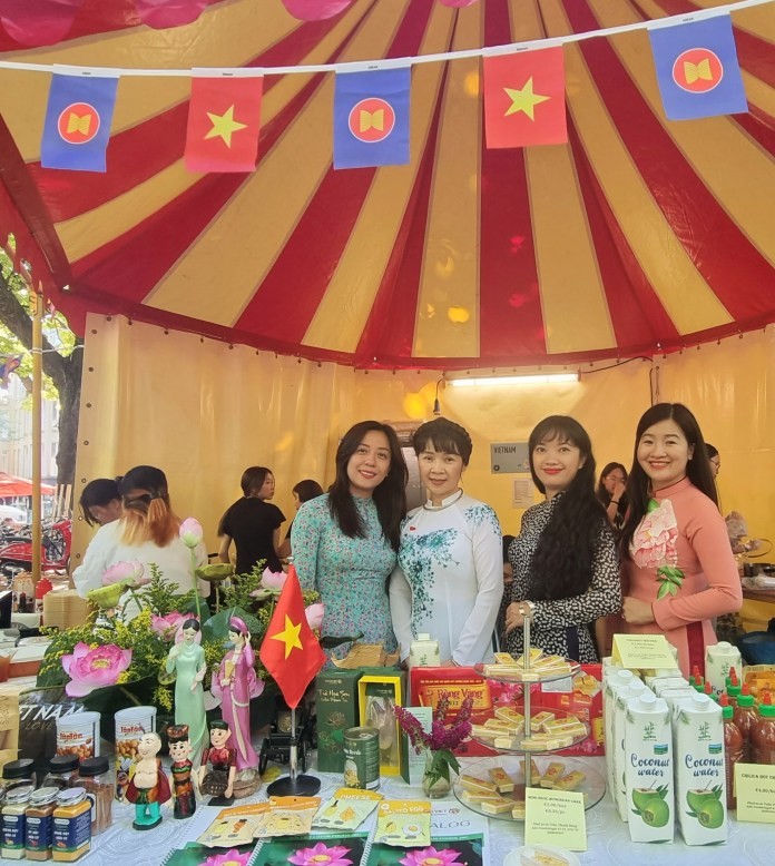 Vietnam diplomats with Mrs. Le Thi Hien Anh, spouse of Vietnam’s Ambassador.